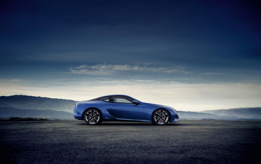  Lexus LC500h 2016 года  (EU) (фото 9 из 79)
